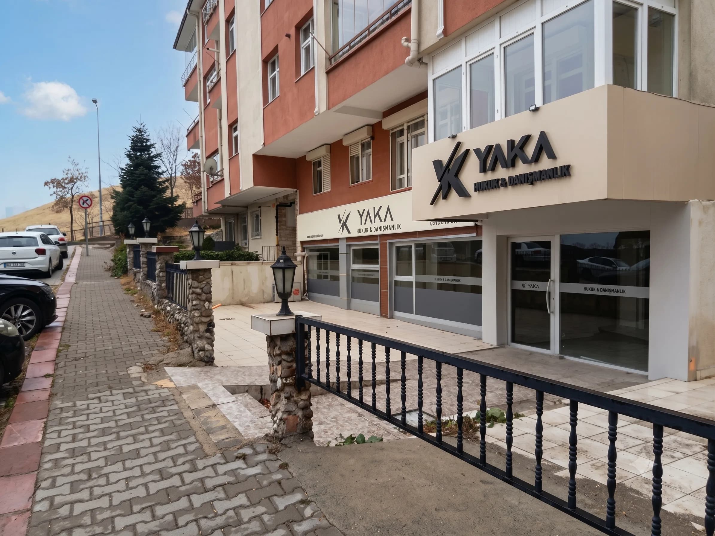 YAKA Hukuk & Danışmanlık'ın Ankara Beştepe'deki ofisinin dış cephesi ve tabelası